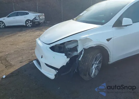 2023 Tesla Model Y Awd/Long Range Dual Motor All-Wheel Drive z USA, uszkodzony, nr VIN 7SAYGAEE9PF930910